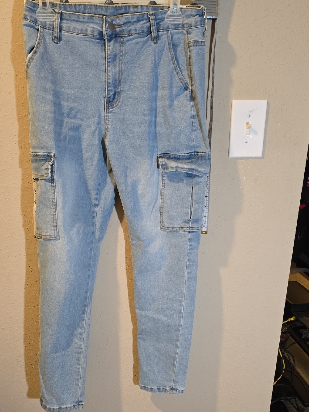 Slim-Fit Cargo Jeans With Tapered Hem - Picture 2 of 5